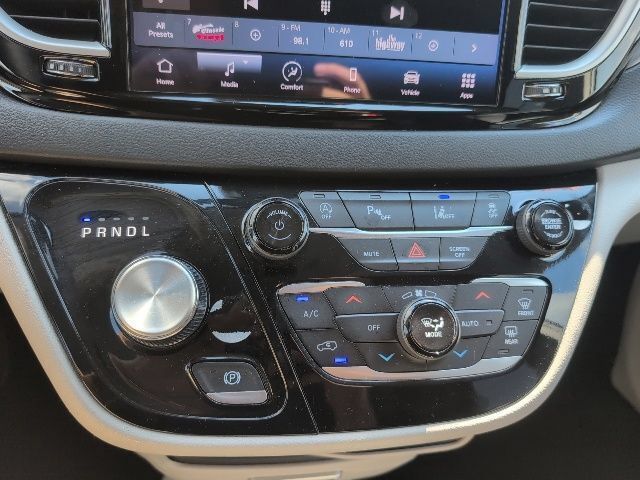 Used 2024 Chrysler Pacifica Touring-L FWD image 18