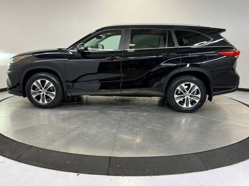 Used 2023 Toyota Highlander XLE image 4