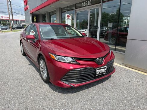 Used 2018 Toyota Camry LE FWD image 3
