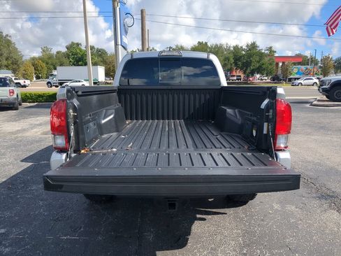 Used 2017 Toyota Tacoma TRD Sport w/ Tow Package RWD image 9