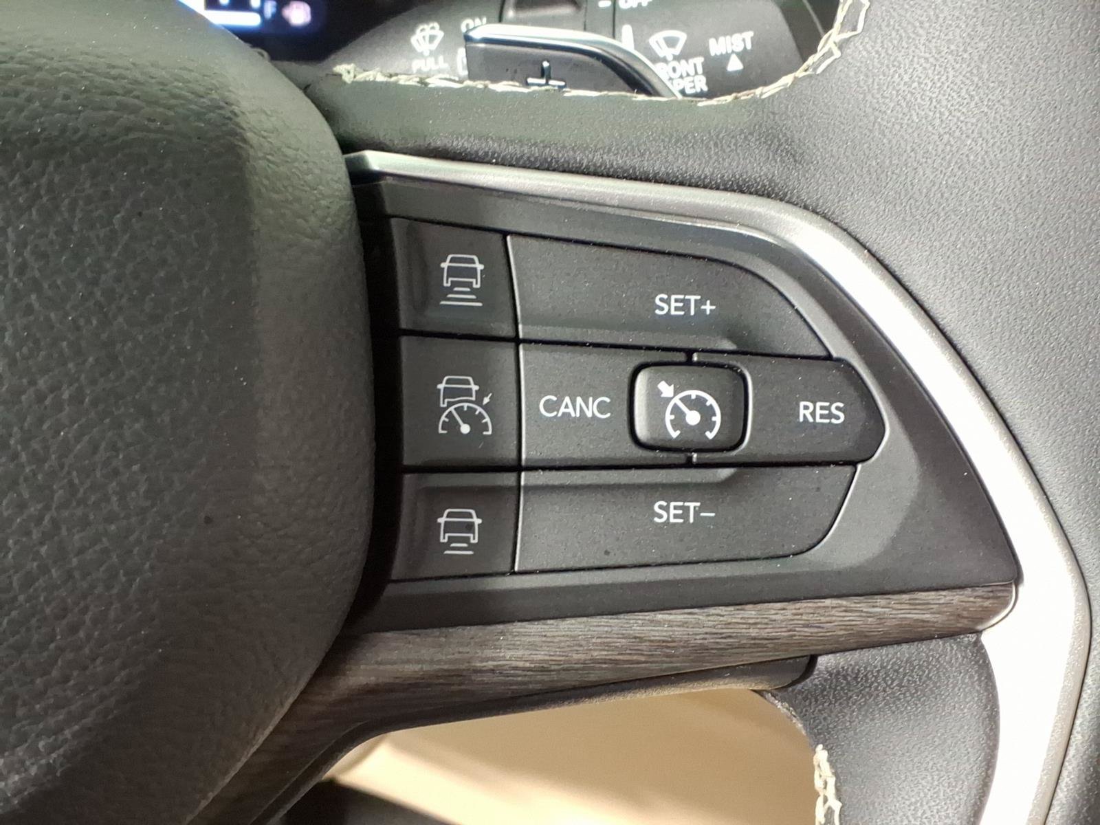 Used 2024 Jeep Grand Cherokee Limited w/ Black Appearance Package AWD/4WD image 21