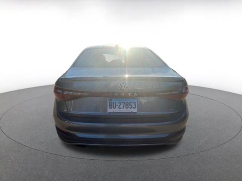 Used 2025 Volkswagen Jetta SE image 3
