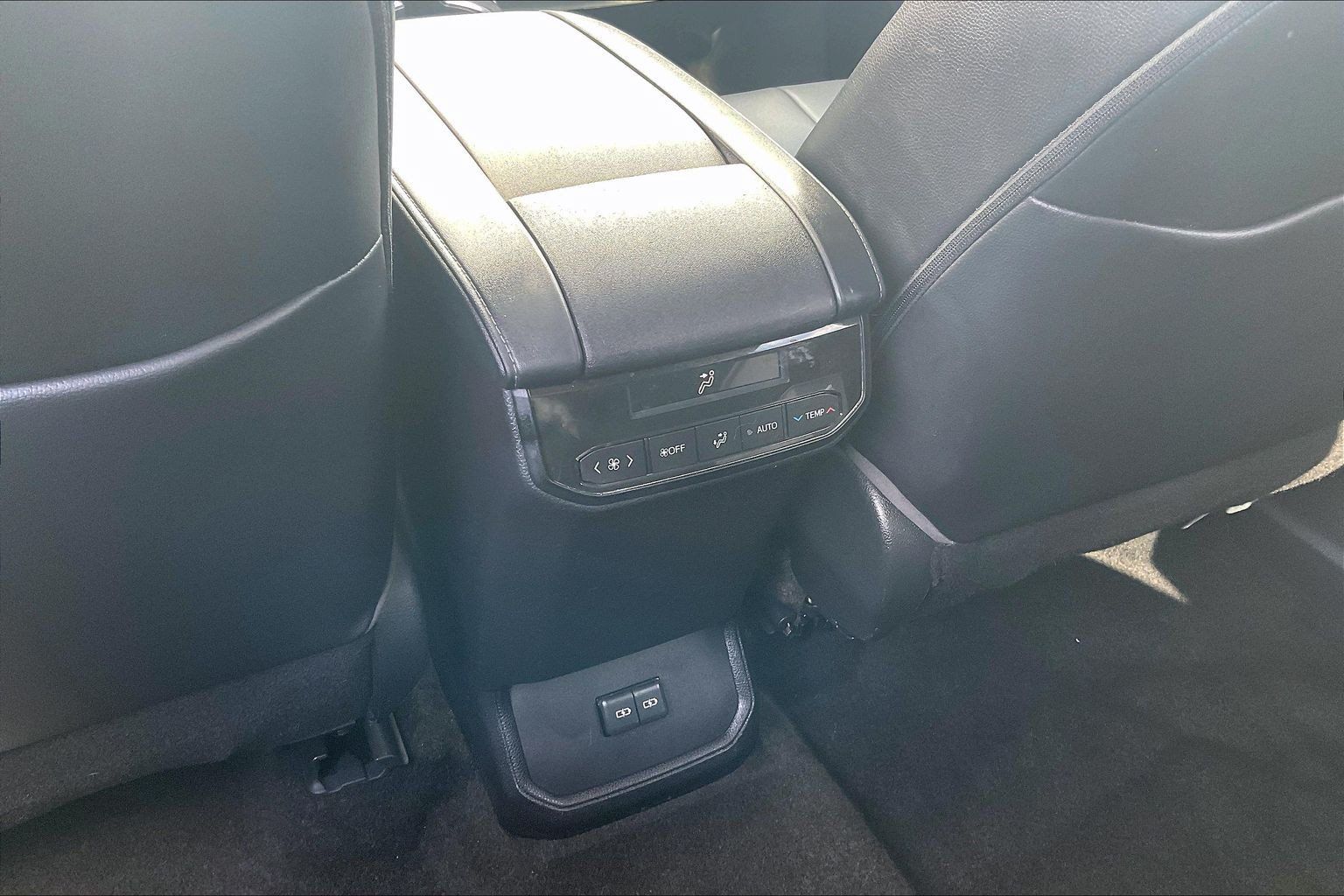 Used 2023 Toyota Highlander XLE AWD/4WD image 41