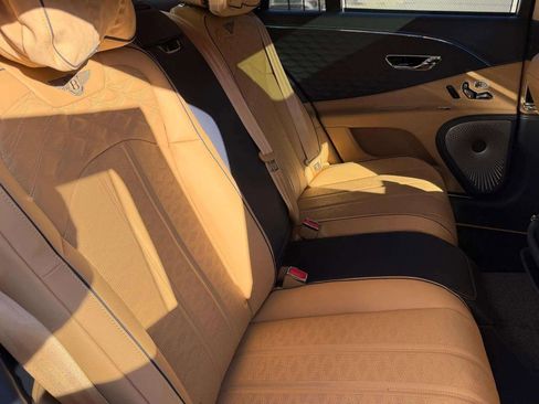 Used 2025 Bentley Flying Spur Plug-In Hybrid image 29