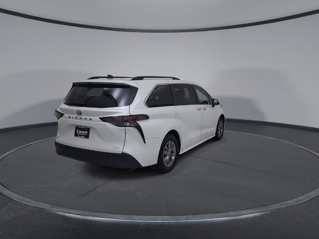 Used 2025 Toyota Sienna XLE FWD image 16