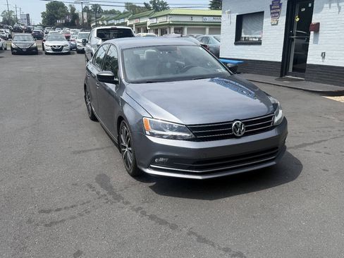 Used 2015 Volkswagen Jetta Sport FWD image 2