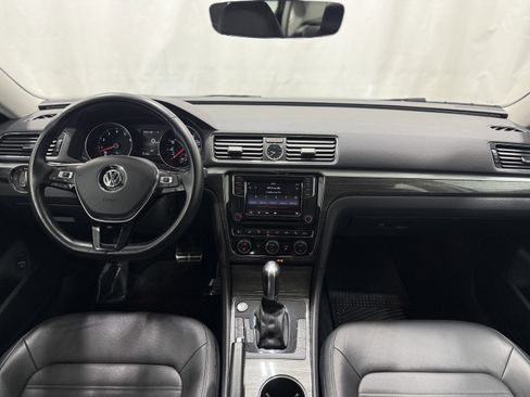 Used 2017 Volkswagen Passat 3.6 SEL Premium image 16