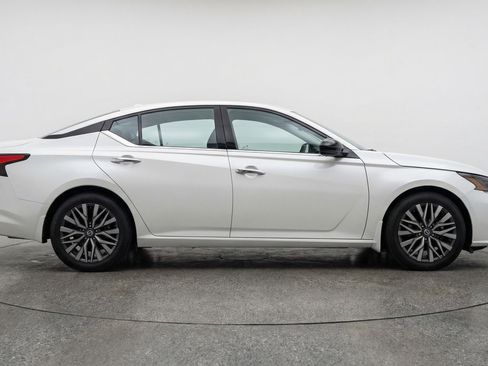 Used 2025 Nissan Altima 2.5 SV FWD image 11