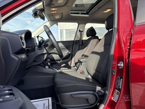 Used 2025 Hyundai Venue SEL FWD image 12