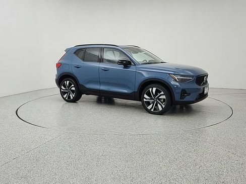 Used 2024 Volvo XC40 B5 Plus w/ Protection Package Premier AWD/4WD image 3