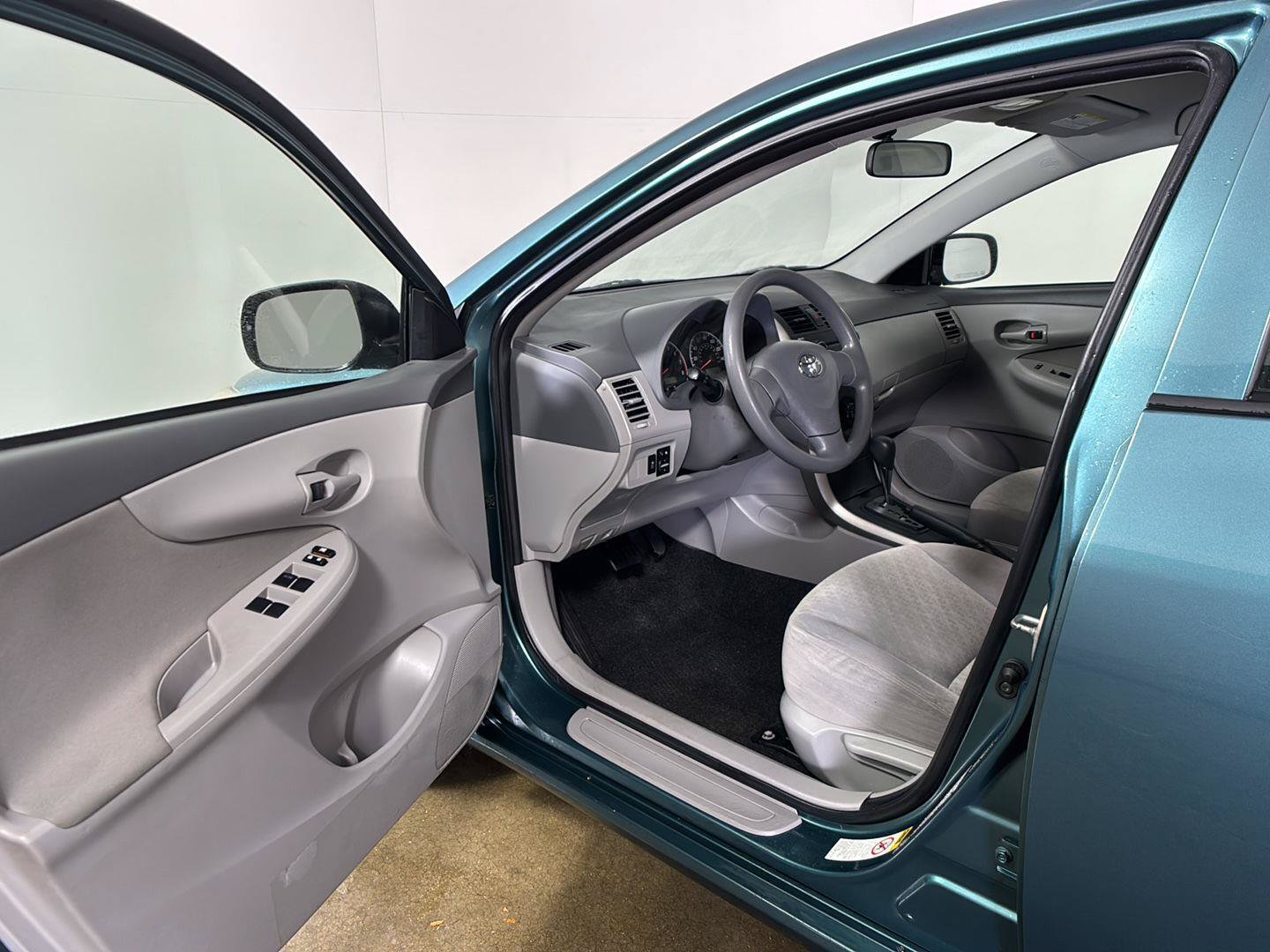 Used 2009 Toyota Corolla LE w/ All Weather Guard Pkg FWD image 2