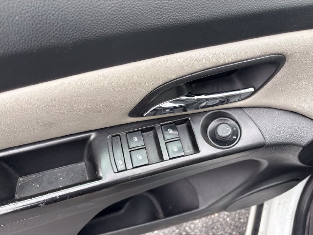 Used 2014 Chevrolet Cruze LS FWD image 17