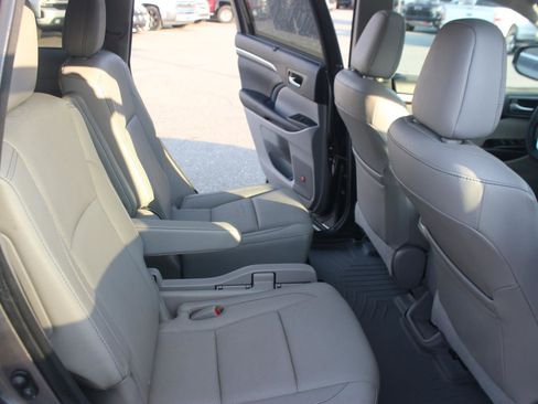 Used 2016 Toyota Highlander Limited image 35