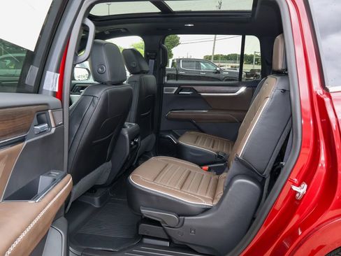 New 2026 GMC Acadia Denali Ultimate w/ LPO, Floor Liner Package AWD/4WD image 12