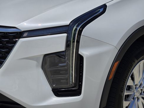 Used 2024 Cadillac XT4 Luxury w/ Cold Weather Package FWD image 29