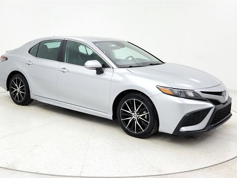 Used 2023 Toyota Camry SE image 7