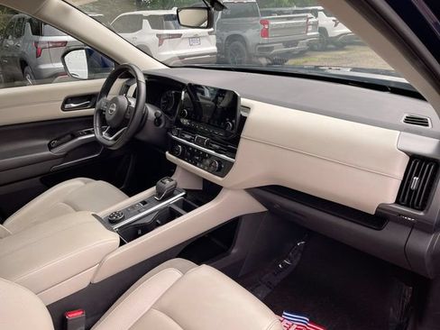 Used 2023 Nissan Pathfinder SL AWD/4WD image 29