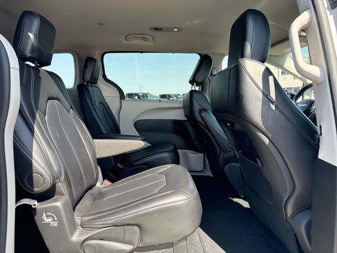 Used 2024 Chrysler Pacifica Touring-L FWD image 23