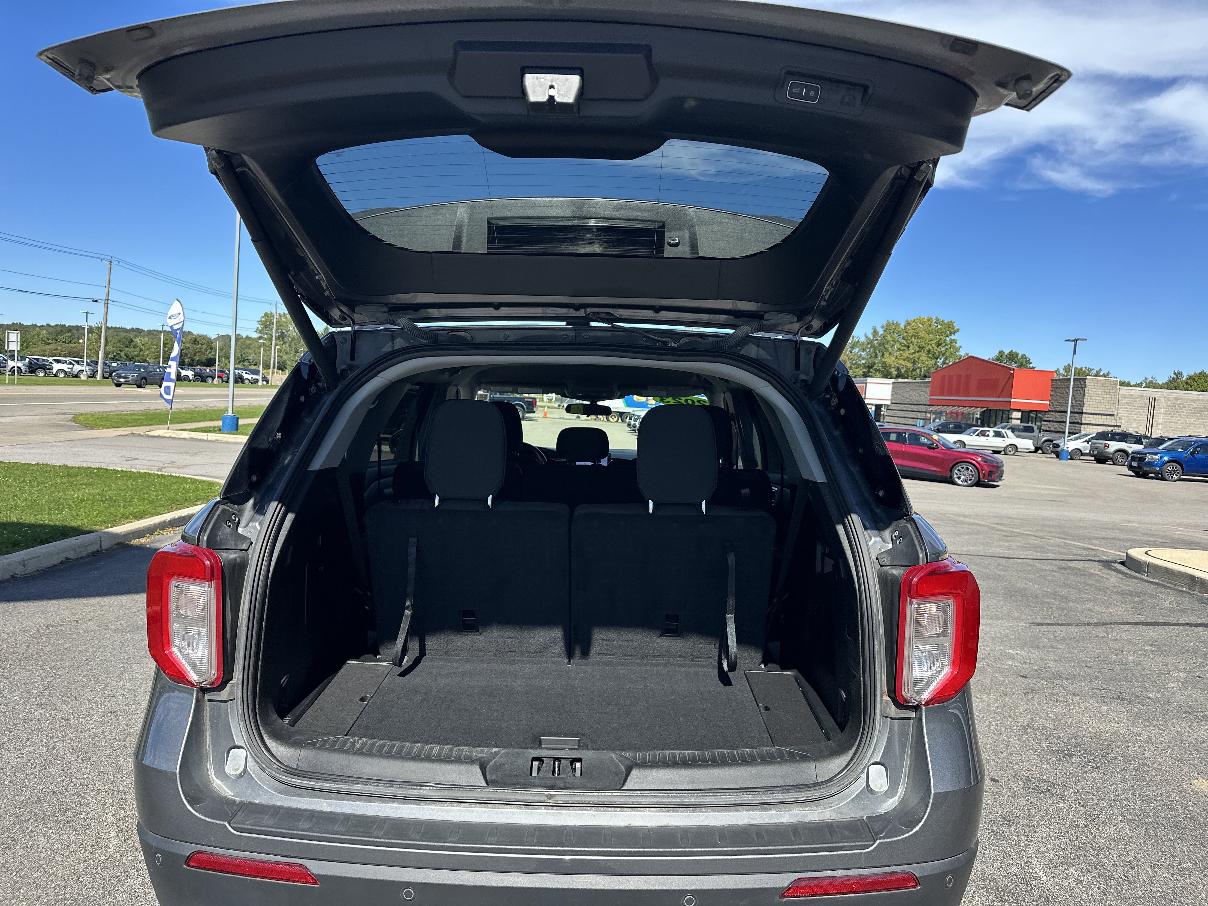Used 2023 Ford Explorer XLT AWD/4WD image 10