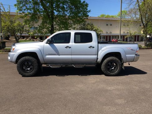 Used 2010 Toyota Tacoma 4x4 Double Cab image 3