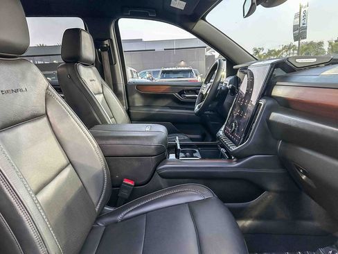 Used 2025 GMC Yukon Denali AWD/4WD image 21