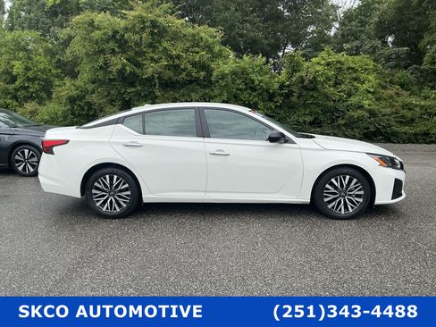 Used 2025 Nissan Altima 2.5 SV FWD image 6