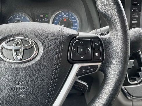Used 2019 Toyota Sienna LE w/ LE Preferred Package FWD image 21