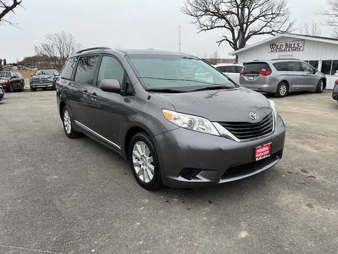 Used 2014 Toyota Sienna LE image 3