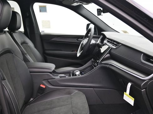 New 2025 Jeep Grand Cherokee L Altitude image 16