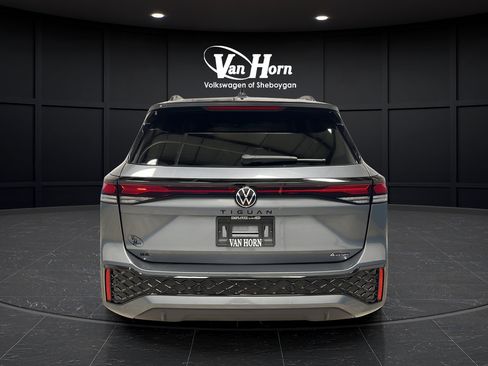 Used 2025 Volkswagen Tiguan SE R-Line AWD/4WD image 6