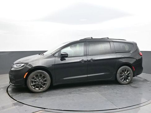 Used 2021 Chrysler Pacifica Touring-L w/ Uconnect Theater Family Group image 2