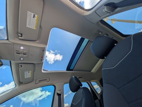 Used 2024 Volkswagen Taos SE w/ Panoramic Sunroof Package FWD image 36