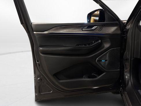 Used 2022 Jeep Grand Cherokee Overland w/ Luxury Tech Group IV image 14