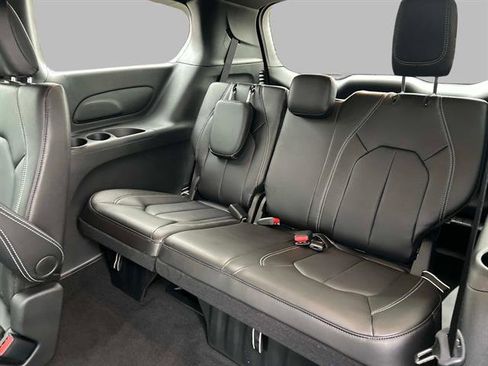 Used 2026 Chrysler Pacifica Select image 13