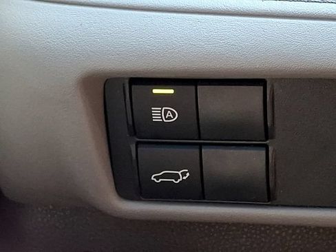 Used 2020 Toyota Highlander LE AWD/4WD image 25