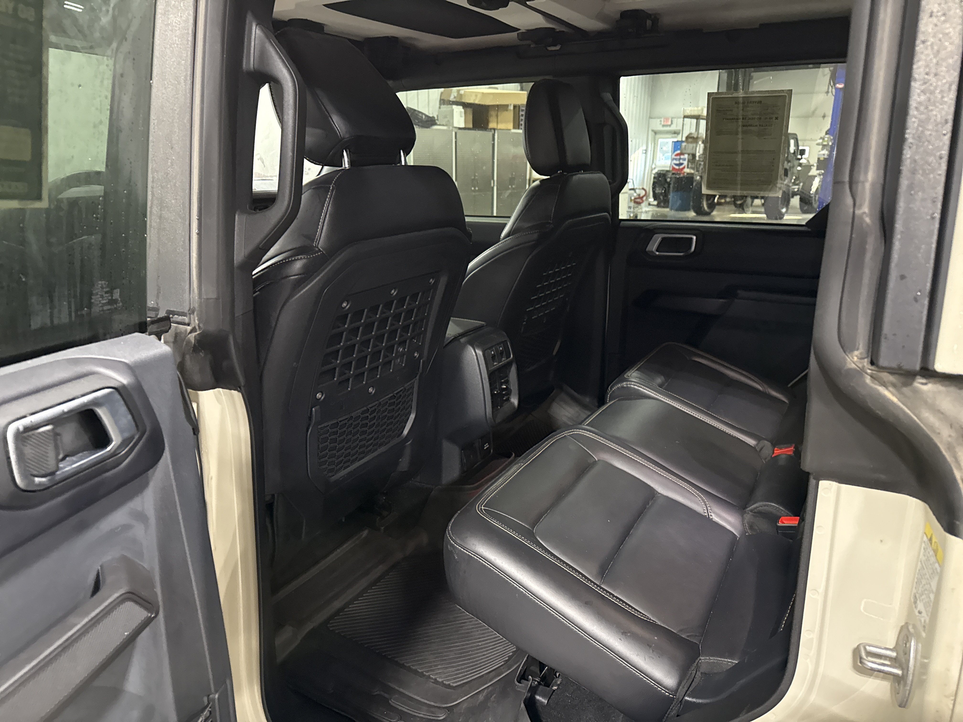 Used 2025 Ford Bronco Badlands w/ Sasquatch Package AWD/4WD image 8