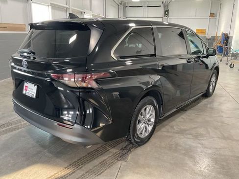 Used 2024 Toyota Sienna LE image 6