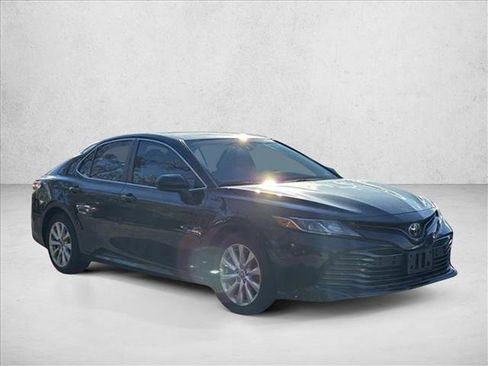 Used 2018 Toyota Camry LE image 3