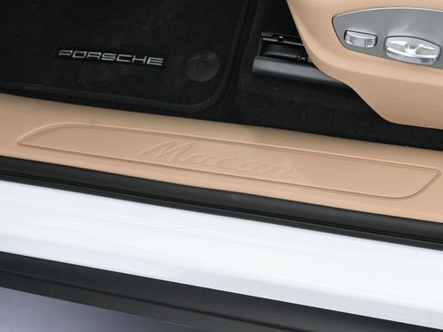 Certified 2025 Porsche Macan image 16