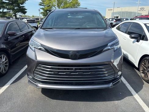 Used 2022 Toyota Sienna Platinum image 2
