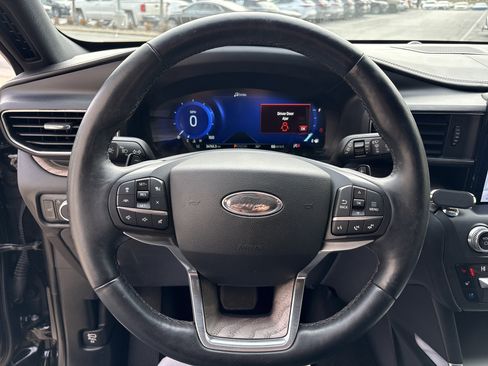 Used 2020 Ford Explorer Platinum w/ Premium Technology Package image 18