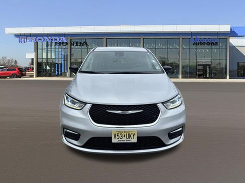 Used 2024 Chrysler Pacifica Touring-L FWD image 7