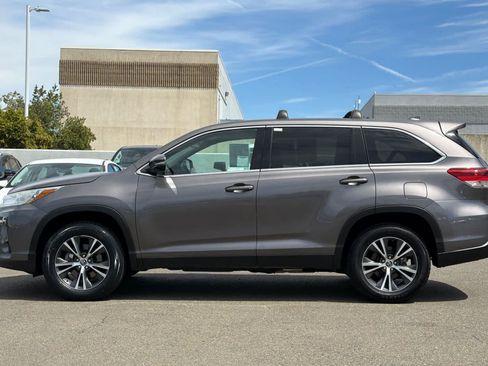 Used 2019 Toyota Highlander Plus w/ Carpet Mat Package (TMS) FWD image 9