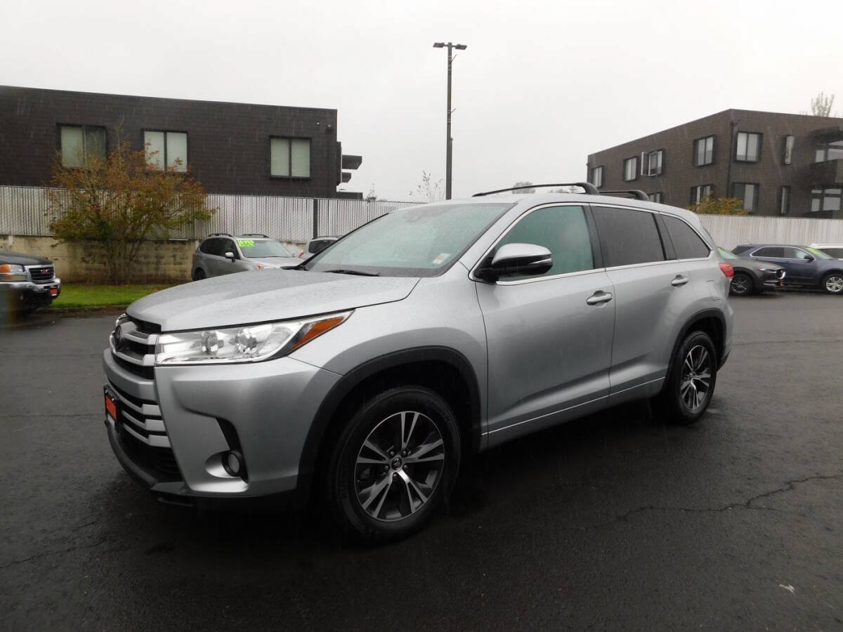Used 2017 Toyota Highlander Plus w/ Carpet Mat Package FWD image 4