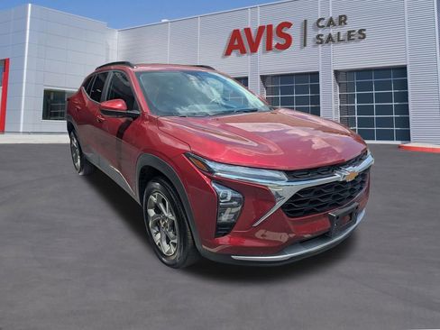Used 2025 Chevrolet Trax LT w/ LT Convenience Package FWD image 3
