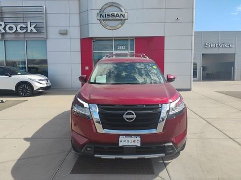 Used 2023 Nissan Pathfinder SL AWD/4WD image 2