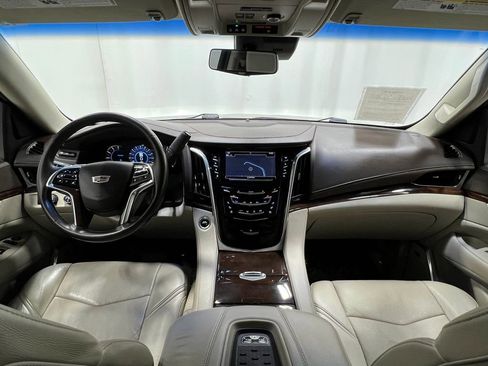 Used 2017 Cadillac Escalade Luxury AWD/4WD image 22
