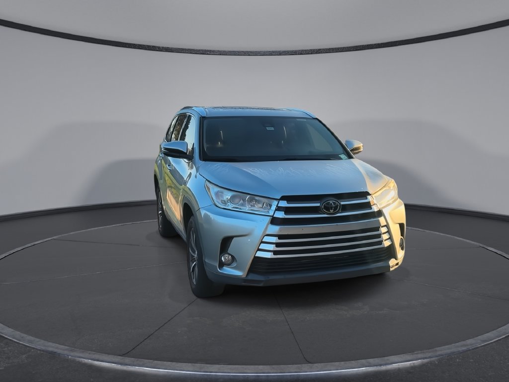 Used 2019 Toyota Highlander XLE FWD image 3