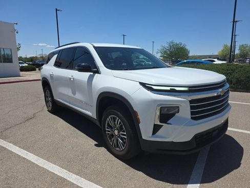 Used 2025 Chevrolet Traverse LT FWD image 9