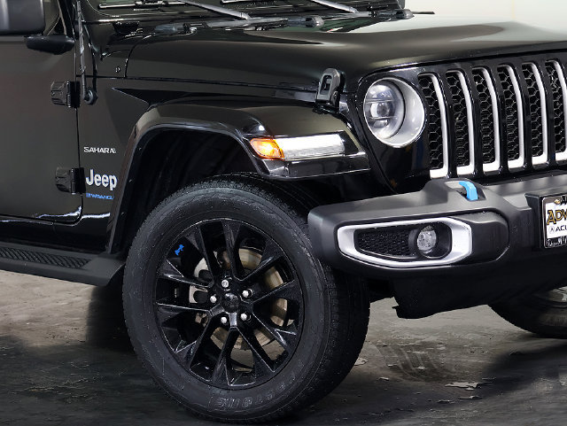 Used 2023 Jeep Wrangler Unlimited Sahara w/ Cold Weather Group AWD/4WD image 8